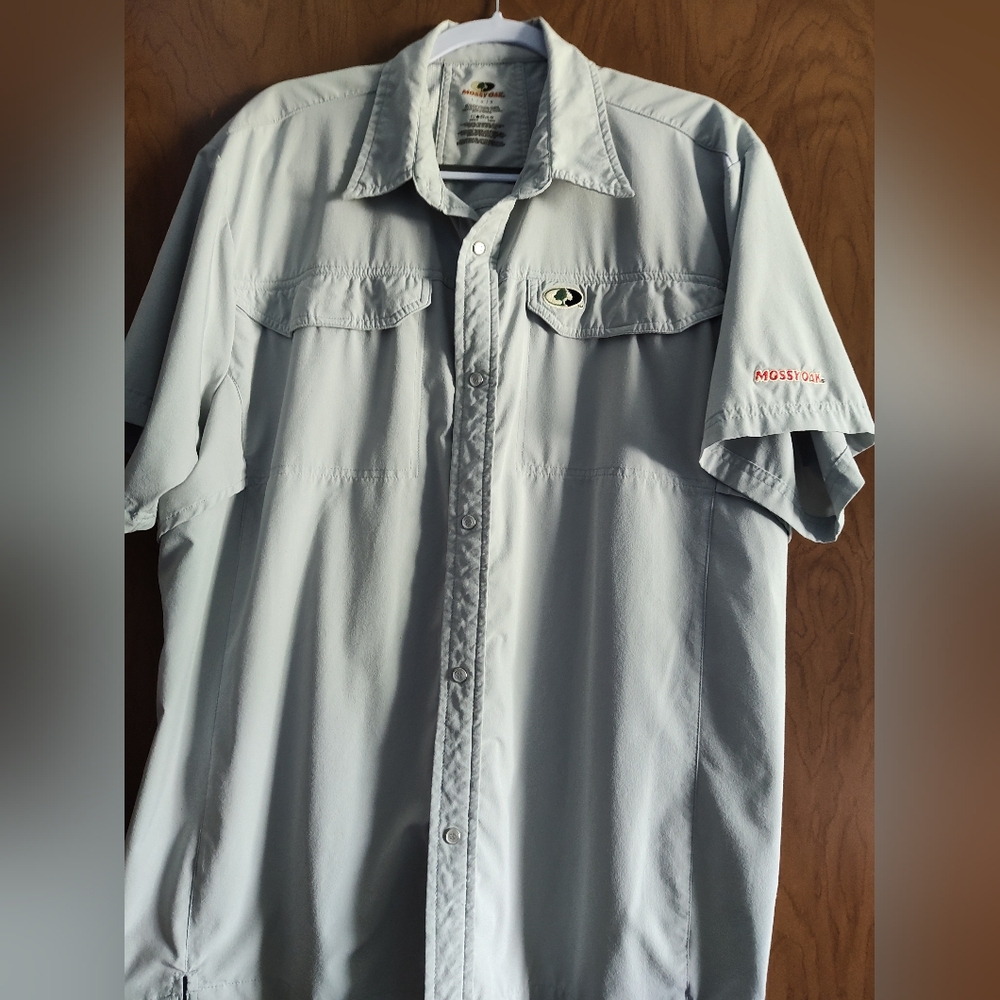 MOSSY OAK Men's Snap Up Camp Shirt. Size Large. Short Sleeves.